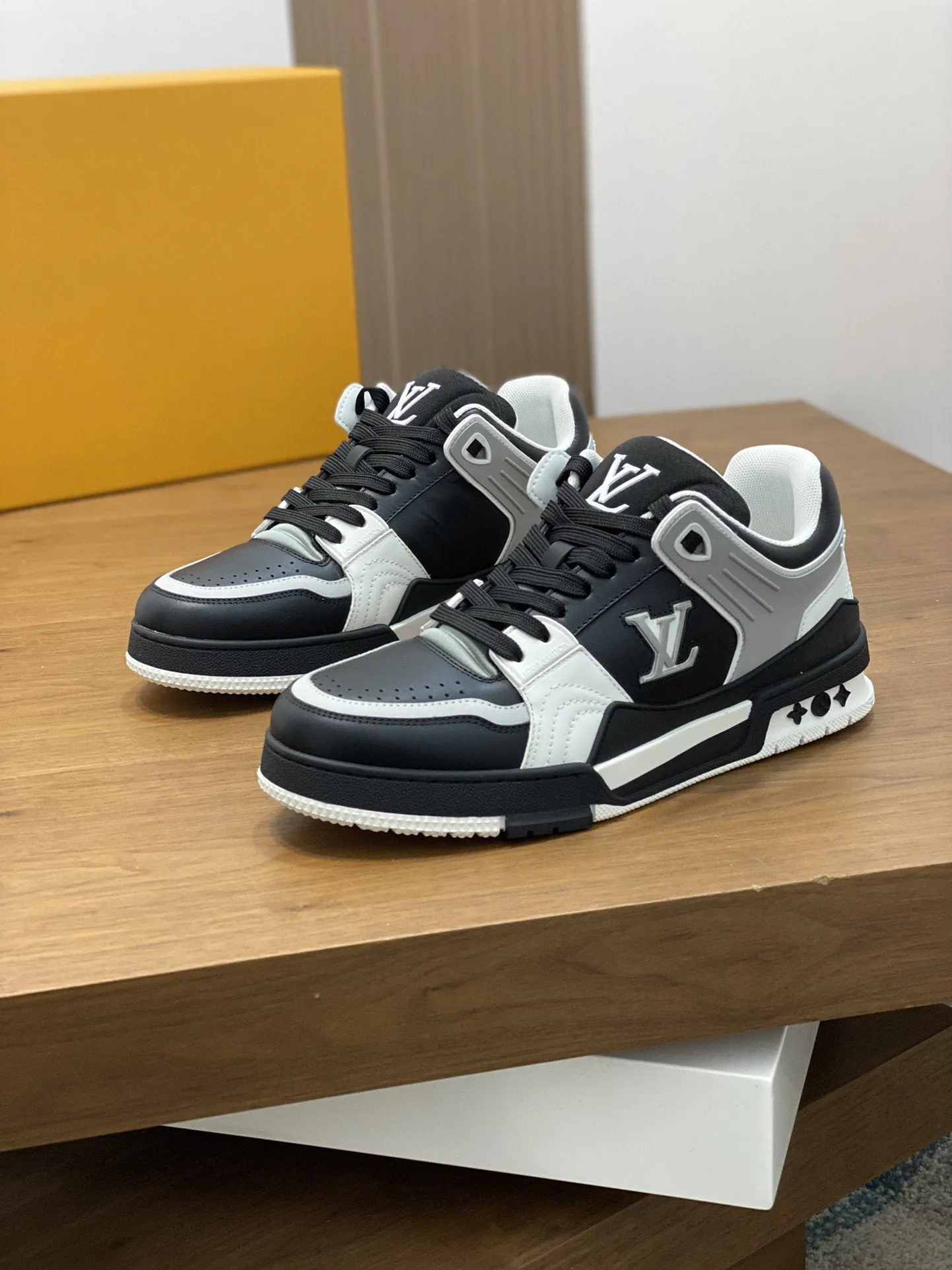 LV TRAINER  BLACK GREY SNEAKER