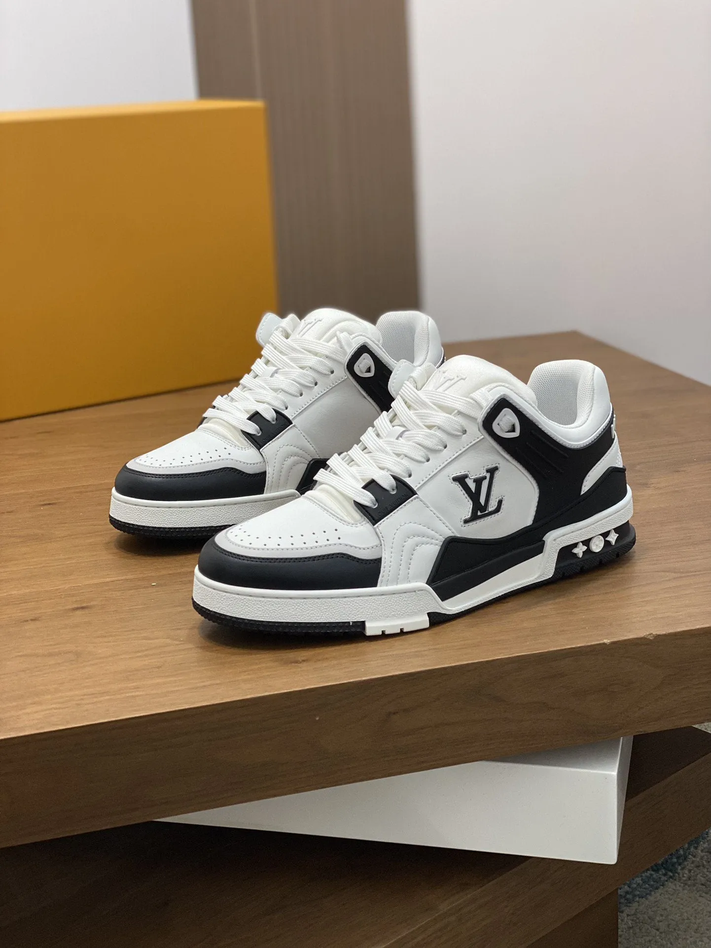LV TRAINER  BLACK WHITE SNEAKER