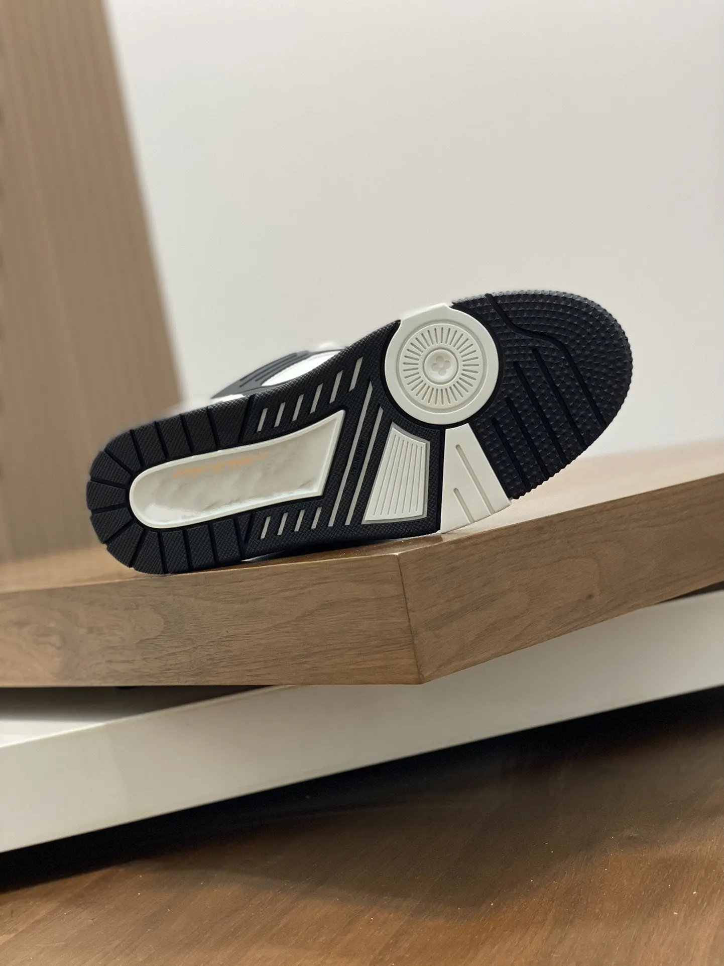 LV TRAINER  BLACK WHITE SNEAKER