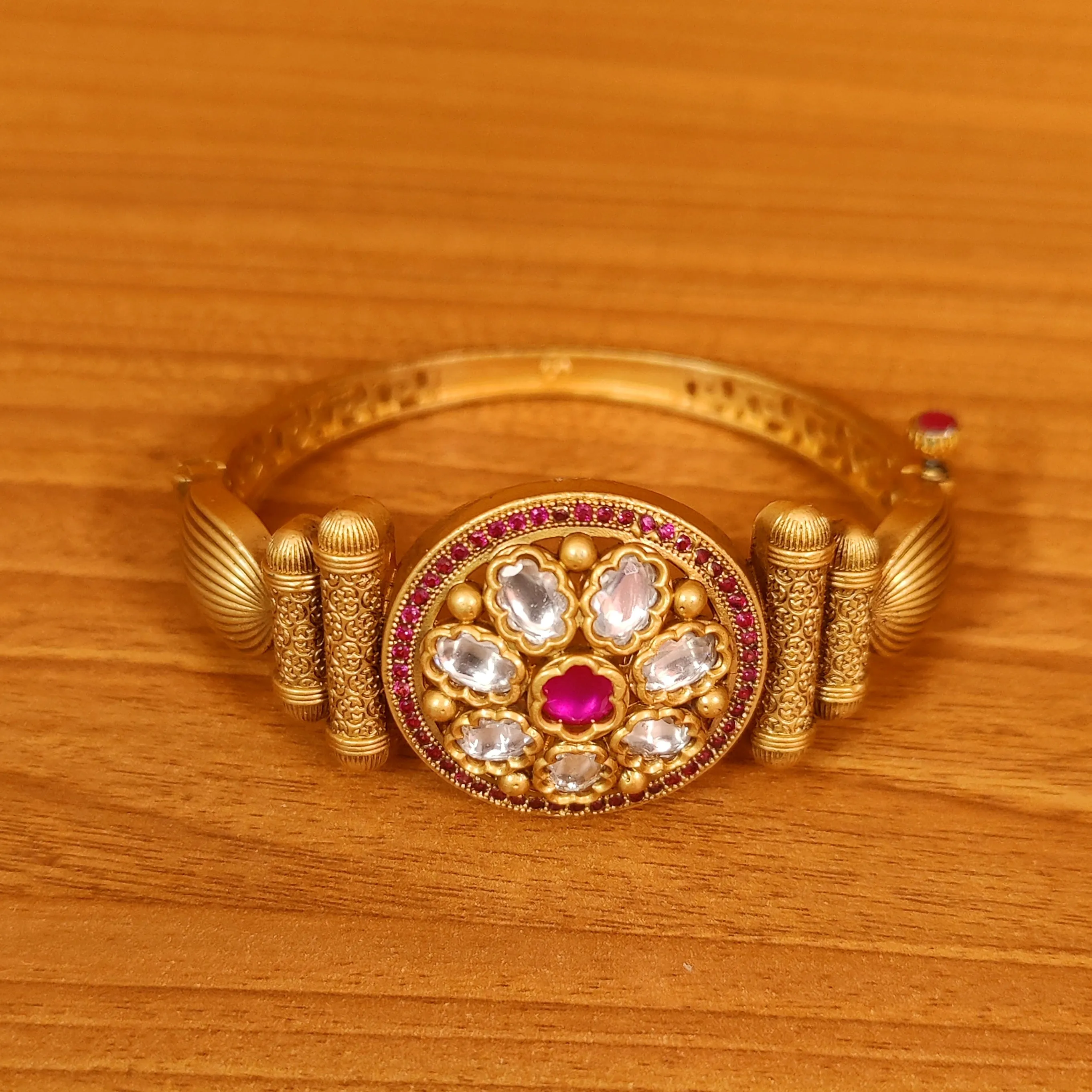 MATT GOLD LOOK KUNDAN & RUBY OPENABLE BRACELET